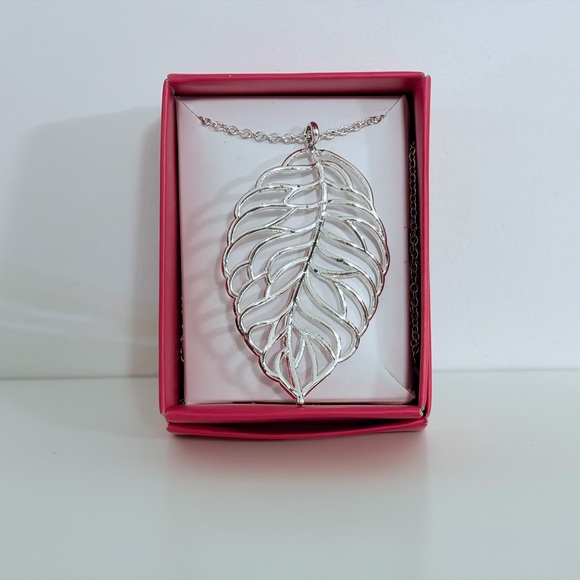 Jewelry - Elegant Filigree Silvertone Leaf  Long Pendant Necklace